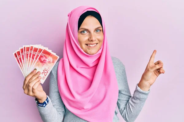 Νεαρή Λευκή Γυναίκα Που Φοράει Ισλαμική Μαντίλα Κρατώντας Χαρτονομίσματα Των — Φωτογραφία Αρχείου