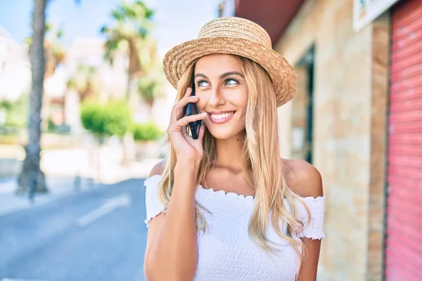 Jeune Fille Touristique Blonde Souriant Heureux Parler Sur Smartphone Ville — Photo