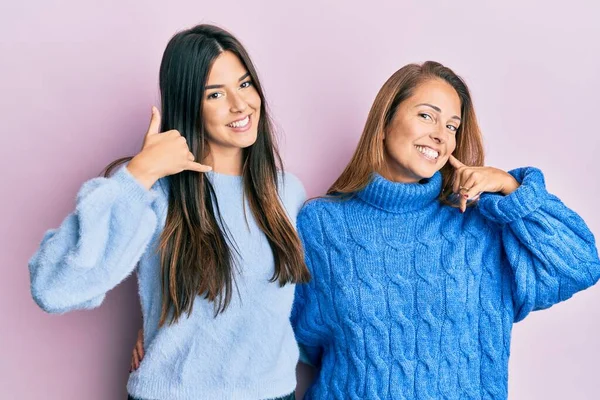 Die Hispanische Familie Aus Mutter Und Tochter Wollenen Winterpullover Lächelt — Stockfoto