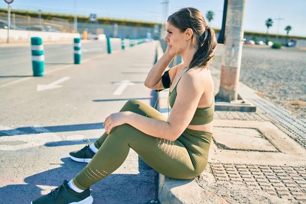 Jonge Blonde Sportvrouw Draagt Sportkleding Zittend Vloer Stad — Stockfoto