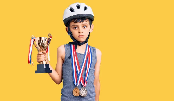 Bisiklet Kaskı Takan Madalyaları Kazanan Küçük Şirin Çocuk Kazanan Kupayı — Stok fotoğraf