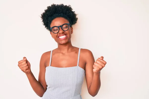 Ung Afrikansk Amerikansk Kvinna Bär Casual Kläder Och Glasögon Mycket — Stockfoto