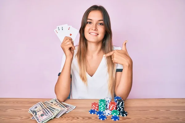 Красивая Белая Женщина Играет Покер Держа Карты Указывая Пальцем Себя — стоковое фото