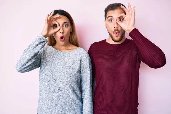 Bella Coppia Che Indossa Abiti Casual Facendo Gesto Scioccato Con — Foto Stock