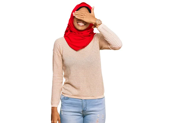 Jovem Afro Americana Vestindo Tradicional Lenço Islâmico Hijab Sorrindo Rindo — Fotografia de Stock