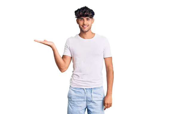 Young Hispanic Man Wearing Casual Clothes Smiling Cheerful Presenting Pointing — Stock Photo, Image