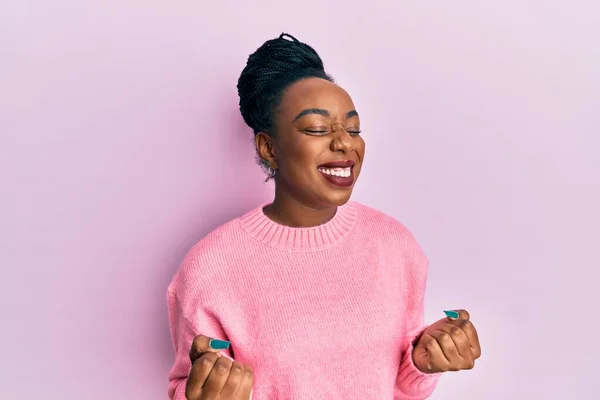 Junge Afrikanisch Amerikanische Frau Lässigem Winterpullover Sehr Glücklich Und Aufgeregt — Stockfoto