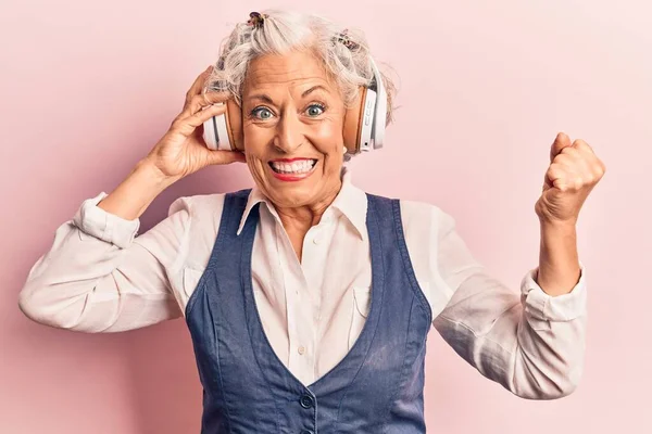 Senior Grauhaarige Frau Hört Musik Mit Kopfhörern Schreit Stolz Feiert — Stockfoto