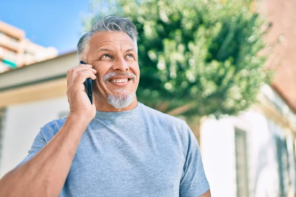 Hombre Pelo Gris Hispano Mediana Edad Sonriendo Feliz Hablando Teléfono — Foto de Stock