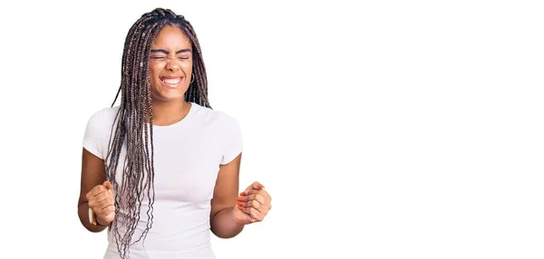 Молодая Африканская Американка Косичками Повседневной Одежде Счастлива Взволнована Делая Жест — стоковое фото