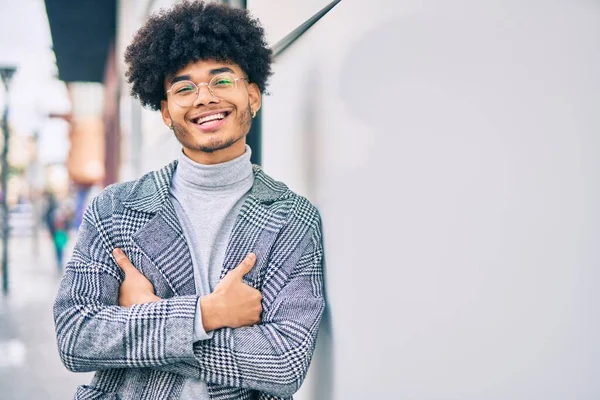 Giovane Uomo Affari Afroamericano Sorridente Felice Piedi Alla Città — Foto Stock