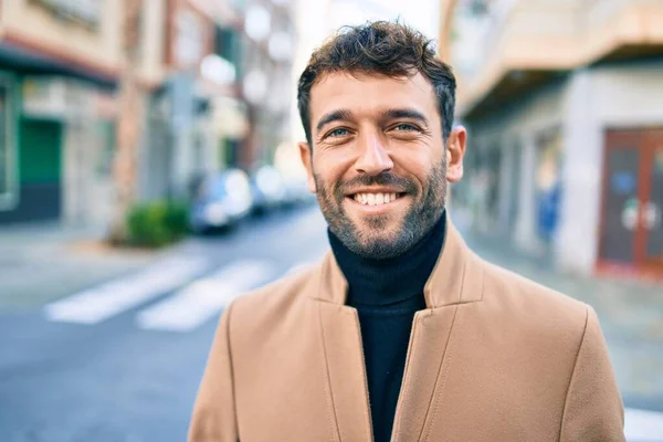 Bonito Homem Negócios Vestindo Jaqueta Elegante Sorrindo Feliz Livre — Fotografia de Stock