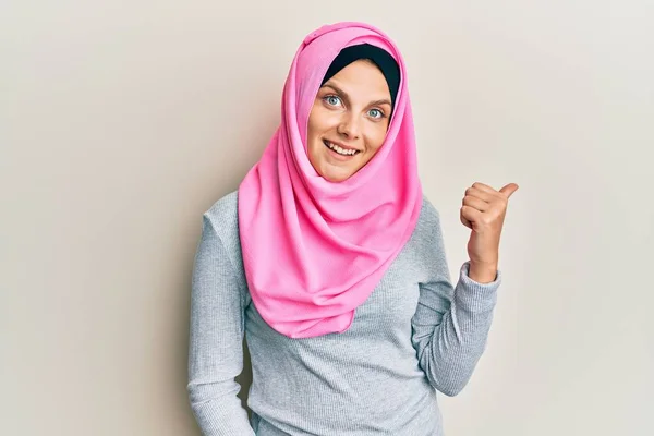 Junge Kaukasische Frau Mit Traditionellem Islamischen Hijab Schal Lächelt Mit — Stockfoto