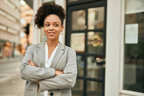 Joven Mujer Negocios Afroamericana Con Los Brazos Cruzados Pie Ciudad — Foto de Stock