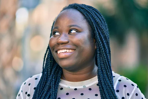 Junge Afroamerikanerin Lächelt Glücklich Der Stadt — Stockfoto