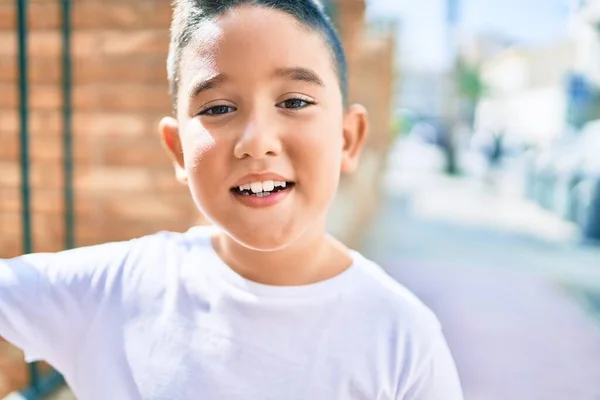 Adorable Niño Sonriendo Feliz Pie Calle Ciudad — Foto de Stock