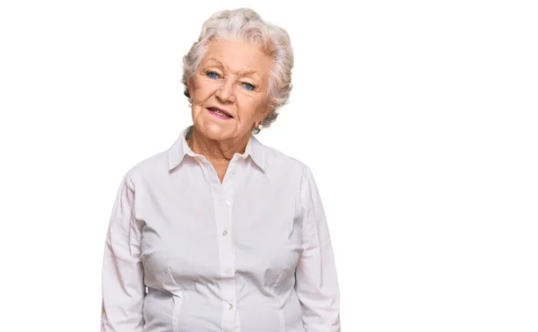 Senior Mujer Pelo Gris Vistiendo Ropa Casual Sonriendo Mirando Lado — Foto de Stock