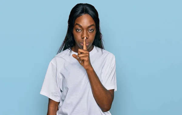 Mladá Afroameričanka Nenucené Bílé Košili Žádá Aby Byla Potichu Prstem — Stock fotografie