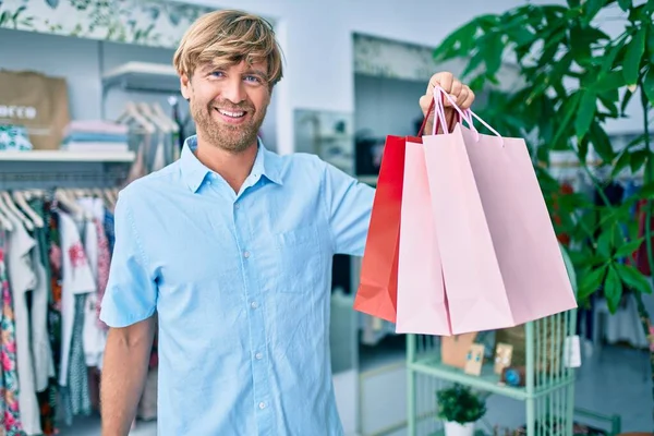 Schöner Kaukasischer Mann Lächelt Glücklich Beim Einkaufen Einzelhandelsgeschäft Einkaufszentrum — Stockfoto