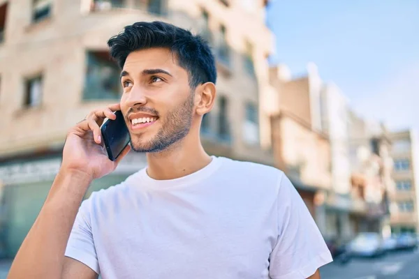 Jeune Homme Latino Souriant Heureux Parler Sur Smartphone Marche Ville — Photo