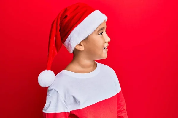 Malý Chlapec Hispánský Kluk Vánočním Kloboukem Dívá Stranou Úsměvem Tváři — Stock fotografie