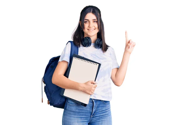 Menina Bonita Jovem Usando Mochila Estudante Segurando Notebook Surpreso Com — Fotografia de Stock