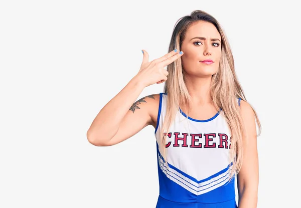 Jovem Bela Mulher Loira Vestindo Uniforme Líder Torcida Atirando Matando — Fotografia de Stock