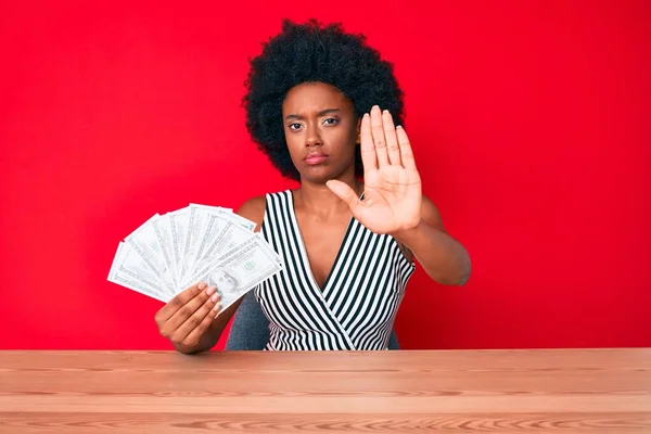 Молода Афроамериканська Жінка Тримає Долари Відкритою Рукою Робить Знак Стоп — стокове фото