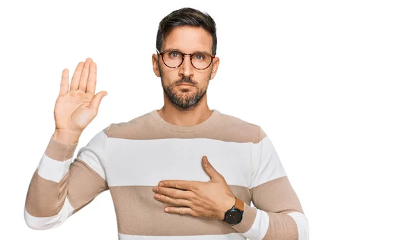 Hombre Guapo Con Barba Usando Ropa Casual Gafas Jurando Con — Foto de Stock