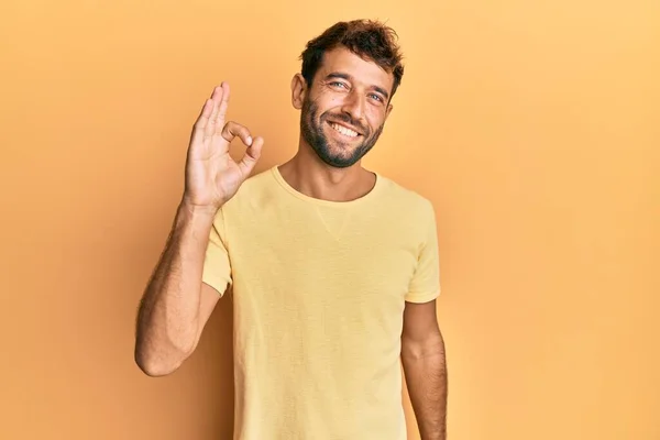 Hombre Guapo Con Barba Vistiendo Camiseta Amarilla Casual Sobre Fondo — Foto de Stock