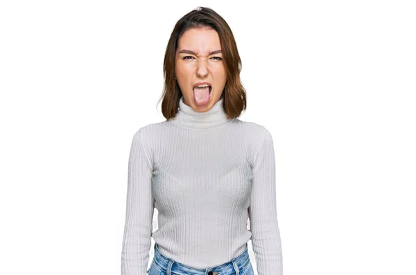 Günlük Kıyafetler Giyen Genç Beyaz Kız Komik Bir Ifadeyle Dilini — Stok fotoğraf