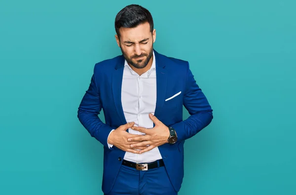消化不良 痛みを伴う病気が体調不良のため 若いヒスパニック系の男性が胃の上に手でビジネスジャケットを着ている キャッシュ コンセプト — ストック写真