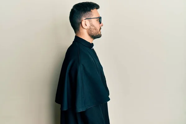 Joven Hombre Hispano Vistiendo Uniforme Sacerdote Pie Sobre Fondo Blanco —  Fotos de Stock