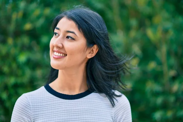 Giovane Donna Ispanica Sorridente Felice Passeggiando Parco — Foto Stock