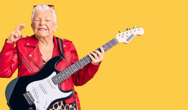 Senior Mooie Vrouw Met Blauwe Ogen Grijs Haar Dragen Van — Stockfoto