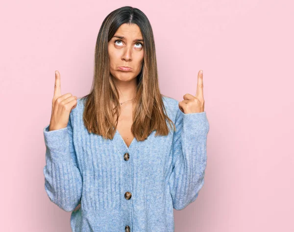 Junge Frau Lässiger Kleidung Die Nach Oben Zeigt Sieht Traurig — Stockfoto