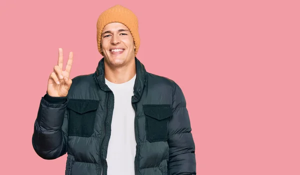 Hombre Caucásico Guapo Vistiendo Ropa Nieve Sonriendo Con Cara Feliz — Foto de Stock