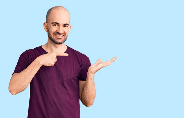 Jovem Homem Bonito Vestindo Camisa Casual Espantado Sorrindo Para Câmera — Fotografia de Stock