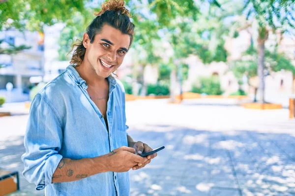 Joven Hombre Hispano Sonriendo Feliz Usando Smartphone Calle Ciudad —  Fotos de Stock