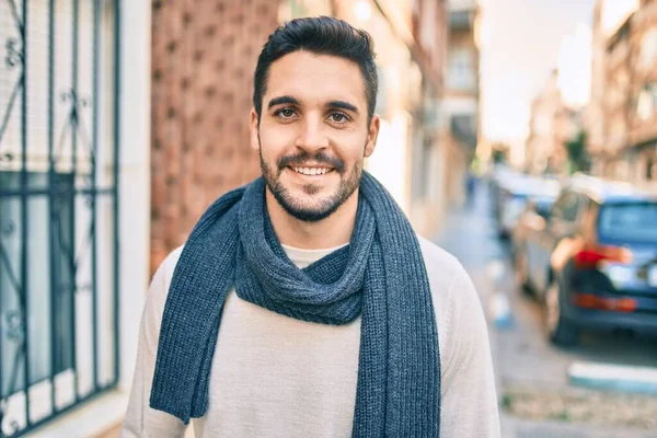 Νεαρός Ισπανός Χαμογελάει Χαρούμενος Φορώντας Κασκόλ Περπατώντας Στην Πόλη — Φωτογραφία Αρχείου