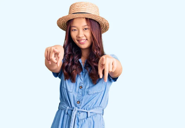 Junge Schöne Chinesische Mädchen Mit Sommermütze Zeigt Auf Sie Und — Stockfoto