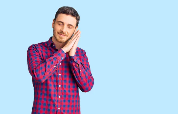 Joven Guapo Con Oso Vistiendo Camisa Casual Durmiendo Cansado Soñando —  Fotos de Stock