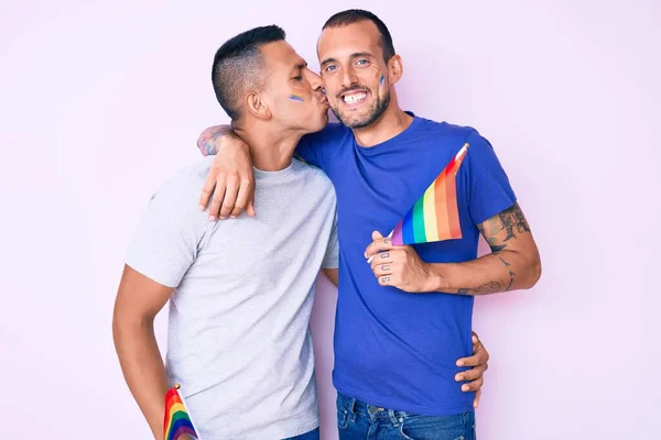 Joven Pareja Gay Hombres Juntos Amor Celebración Homosexual Orgullo Colorido — Foto de Stock