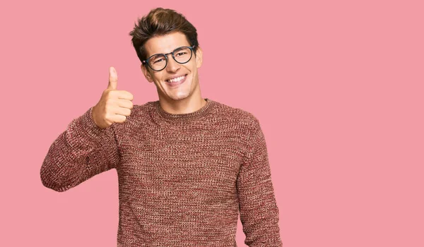 Bello Uomo Caucasico Indossa Maglione Casual Occhiali Sorridente Felice Positivo — Foto Stock