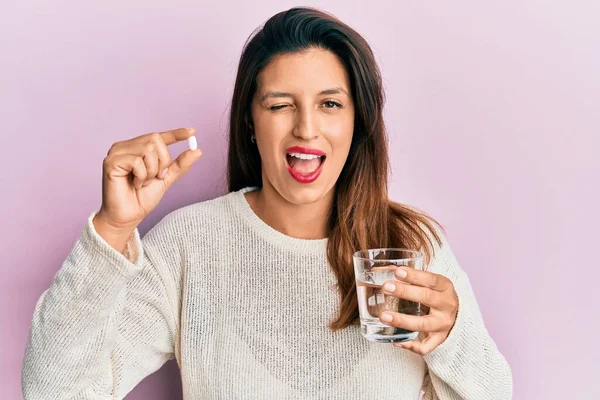 Vacker Latinamerikansk Kvinna Håller Piller Och Glas Vatten Blinkar Tittar — Stockfoto