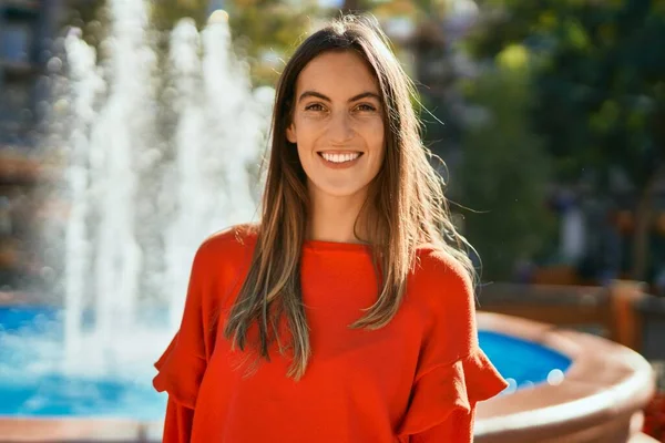 Jovem Hispânica Sorrindo Feliz Parque — Fotografia de Stock