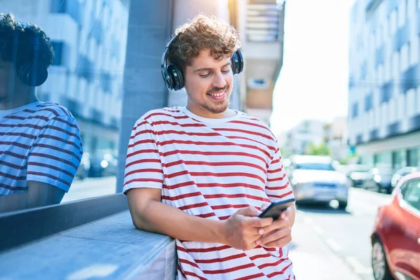 Giovane Uomo Caucasico Sorridente Felice Ascoltare Musica Con Cuffie Smartphone — Foto Stock