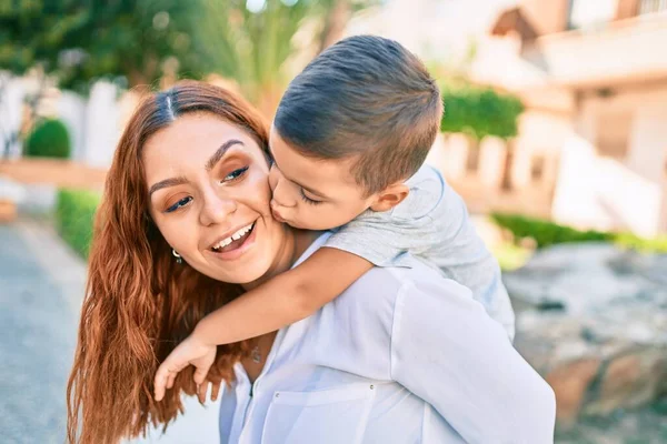 Adorable Mère Latine Fils Souriant Heureux Câlins Baisers Ville — Photo