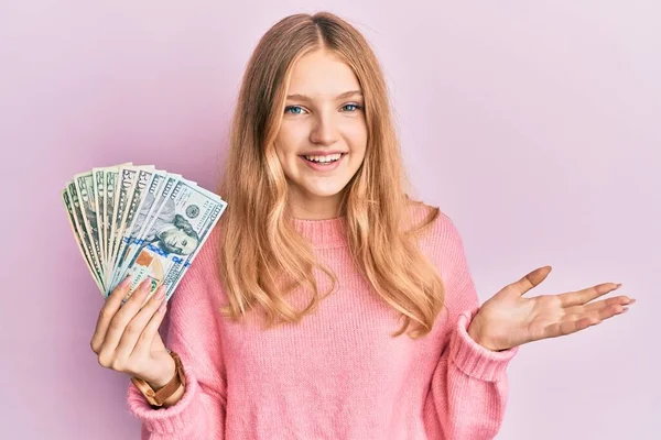 Hermosa Chica Caucásica Joven Sosteniendo Dólares Celebrando Logro Con Sonrisa — Foto de Stock