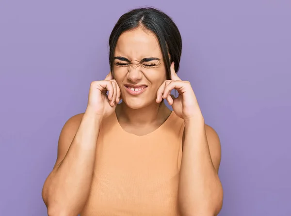 Jonge Brunette Vrouw Draagt Casual Kleding Die Oren Bedekt Met — Stockfoto